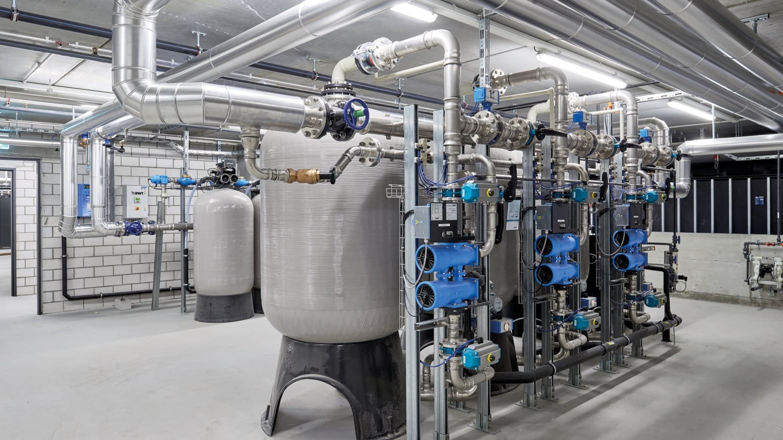Installation de traitement de l'eau avec systèmes de conduites Geberit Mapress en acier inoxydable pour diverses applications Installation de traitement de l'eau avec systèmes de conduites Geberit Mapress en acier inoxydable pour diverses applications