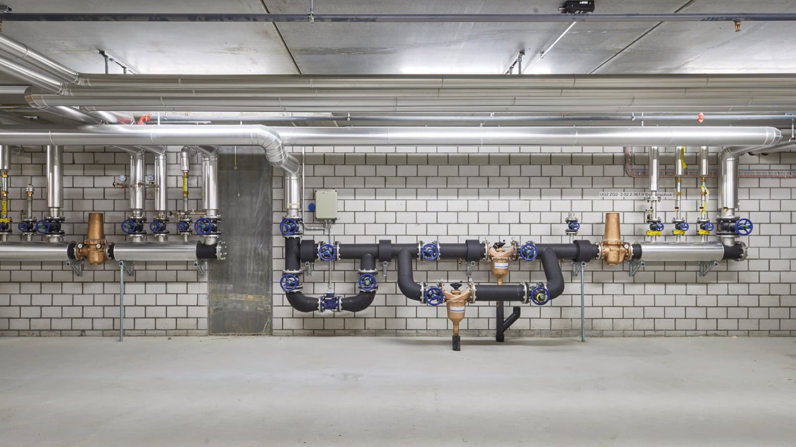 Traitement central de l'eau pour la distribution d'eau potable pour l'approvisionnement avec Geberit Mapress acier inox. Traitement central de l'eau pour la distribution d'eau potable pour l'approvisionnement avec Geberit Mapress acier inox.