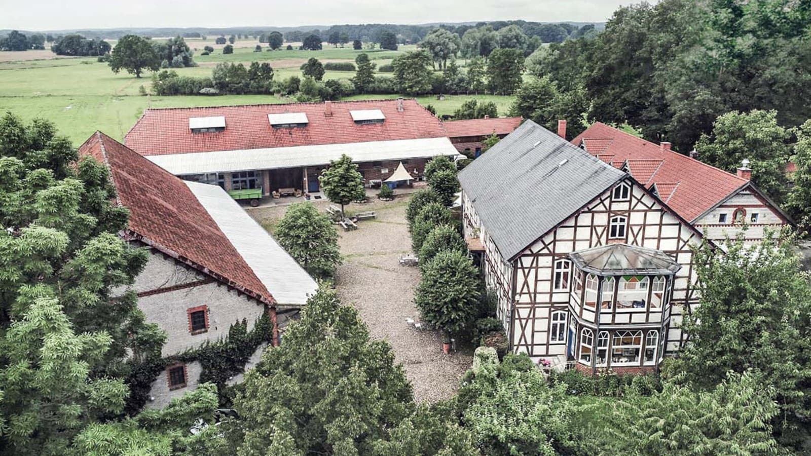 Pour « Le champ des possibles », les constructeurs ont trouvé une maison dans le nord de l’Allemagne. Le vaste terrain comprend plusieurs bâtiments, parmi lesquels une maison à colombages (© Geberit) Pour « Le champ des possibles », les constructeurs ont trouvé une maison dans le nord de l’Allemagne. Le vaste terrain comprend plusieurs bâtiments, parmi lesquels une maison à colombages (© Geberit)