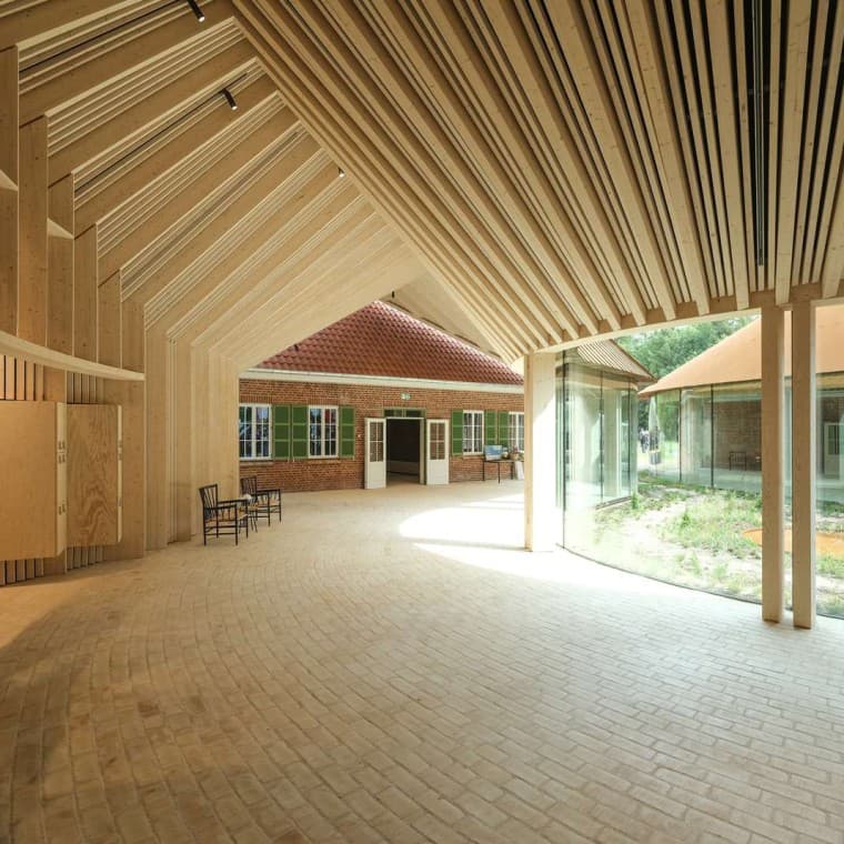 80 000 briques jaunes ornent le sol du musée, comme ici à l’intérieur de l’aile de liaison voûtée (© R_Hjortshoj) 80 000 briques jaunes ornent le sol du musée, comme ici à l’intérieur de l’aile de liaison voûtée (© R_Hjortshoj)