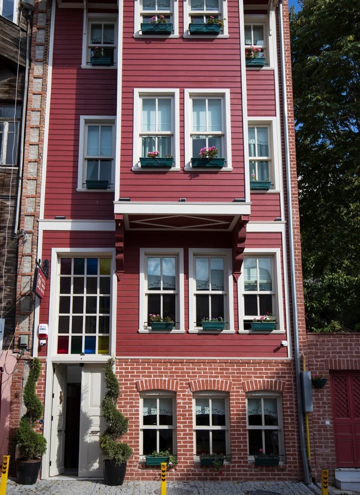 Avant et après : le bâtiment après la transformation en 2022 (© Haydar Erçin) Avant et après : le bâtiment après la transformation en 2022 (© Haydar Erçin)