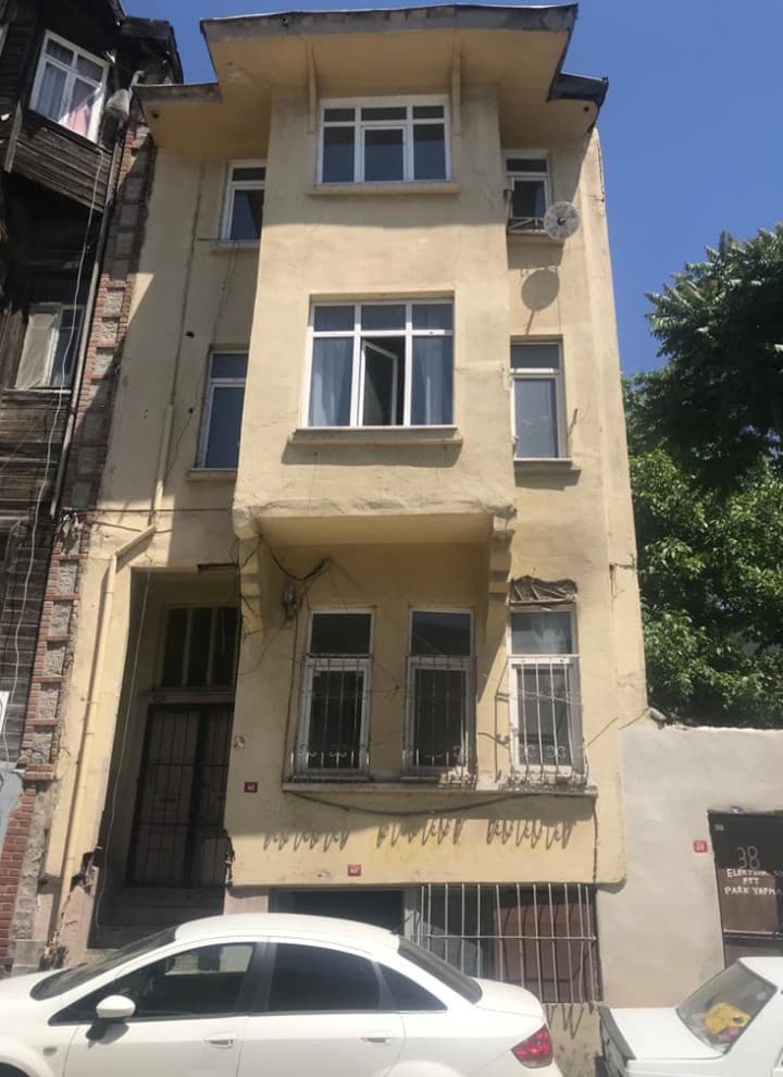 Avant et après : le bâtiment tel qu’il était avant la transformation (© Hôtel Turkish House) Avant et après : le bâtiment tel qu’il était avant la transformation (© Hôtel Turkish House)