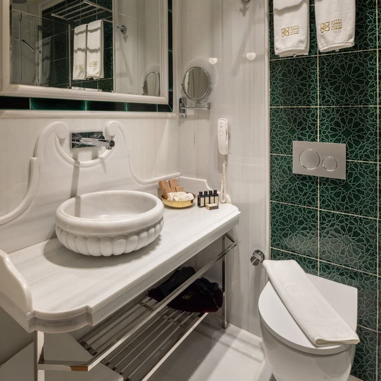 Geberit pourvoit au confort moderne dans les salles de bains des chambres. L’utilisation économe de l’eau étant capitale pour l’architecte, des systèmes de rinçage double touche ont été installés partout (© Hôtel Turkish House) Geberit pourvoit au confort moderne dans les salles de bains des chambres. L’utilisation économe de l’eau étant capitale pour l’architecte, des systèmes de rinçage double touche ont été installés partout (© Hôtel Turkish House)