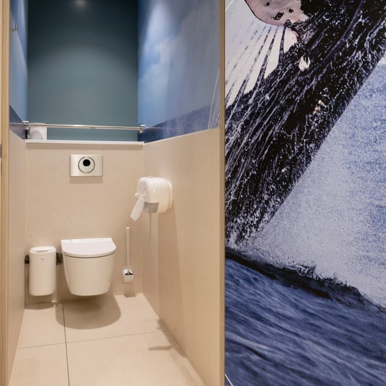 WC suspendu Geberit ONE avec technologie TurboFlush et déclenchement automatique de la chasse d’eau WC suspendu Geberit ONE avec technologie TurboFlush et déclenchement automatique de la chasse d’eau