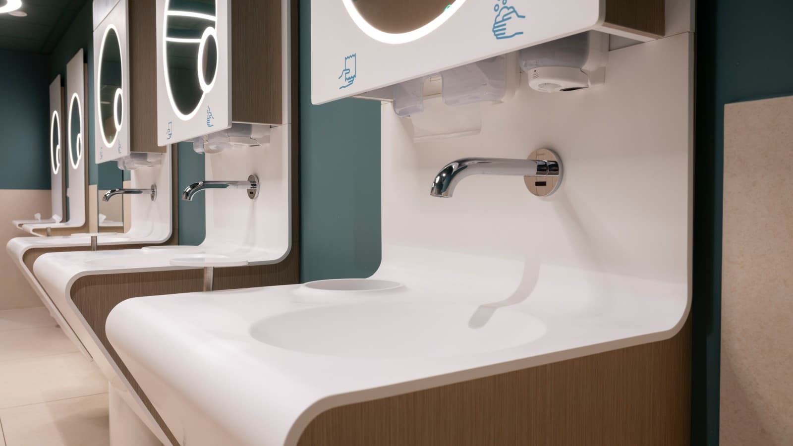 Les lavabos sont dotés de robinetteries Geberit Piave (© Meike Goebel) Les lavabos sont dotés de robinetteries Geberit Piave (© Meike Goebel)