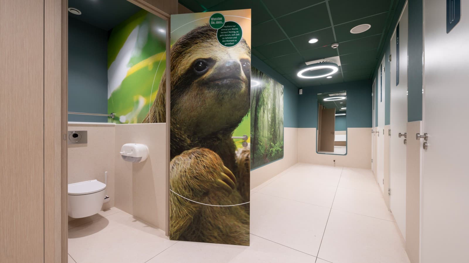 Les WC sont dotées d’élégantes céramiques Geberit ONE (© Meike Goebel) Les WC sont dotées d’élégantes céramiques Geberit ONE (© Meike Goebel)