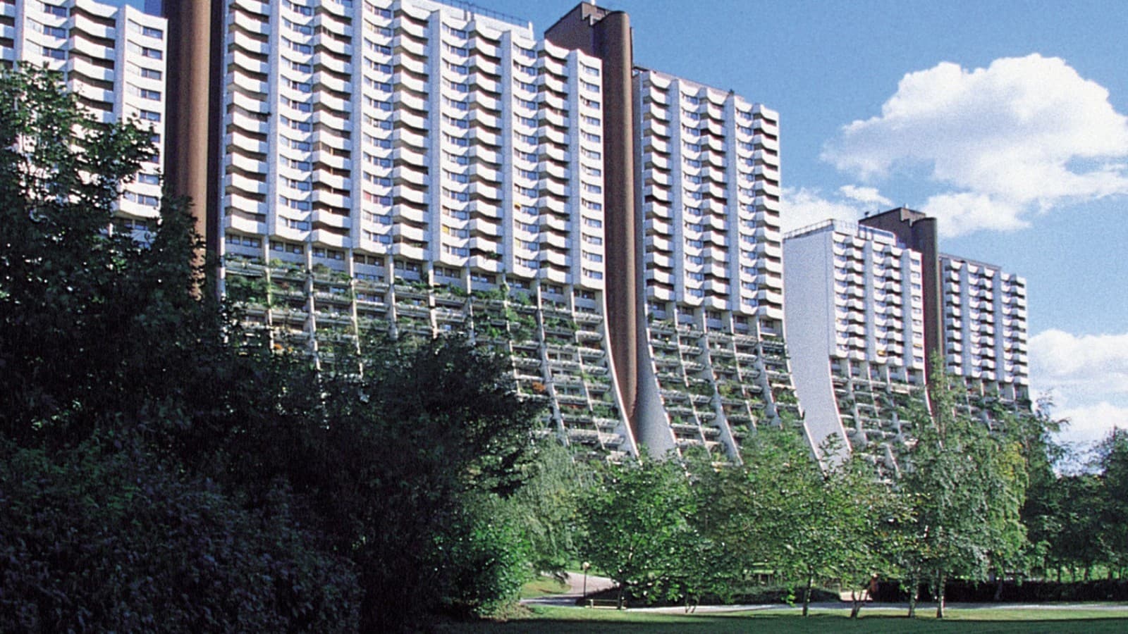 Pour installer les conduites PE, certains ouvriers ont dû descendre en rappel depuis les balcons, tels des alpinistes (© Gesiba) Pour installer les conduites PE, certains ouvriers ont dû descendre en rappel depuis les balcons, tels des alpinistes (© Gesiba)