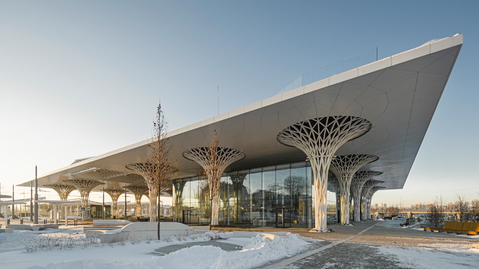 Le cube de verre de la gare métropolitaine de Lublin fait partie intégrante du corps de l’édifice, avec son toit et ses colonnes ajourées (© Rafał Chojnacki) Le cube de verre de la gare métropolitaine de Lublin fait partie intégrante du corps de l’édifice, avec son toit et ses colonnes ajourées (© Rafał Chojnacki)