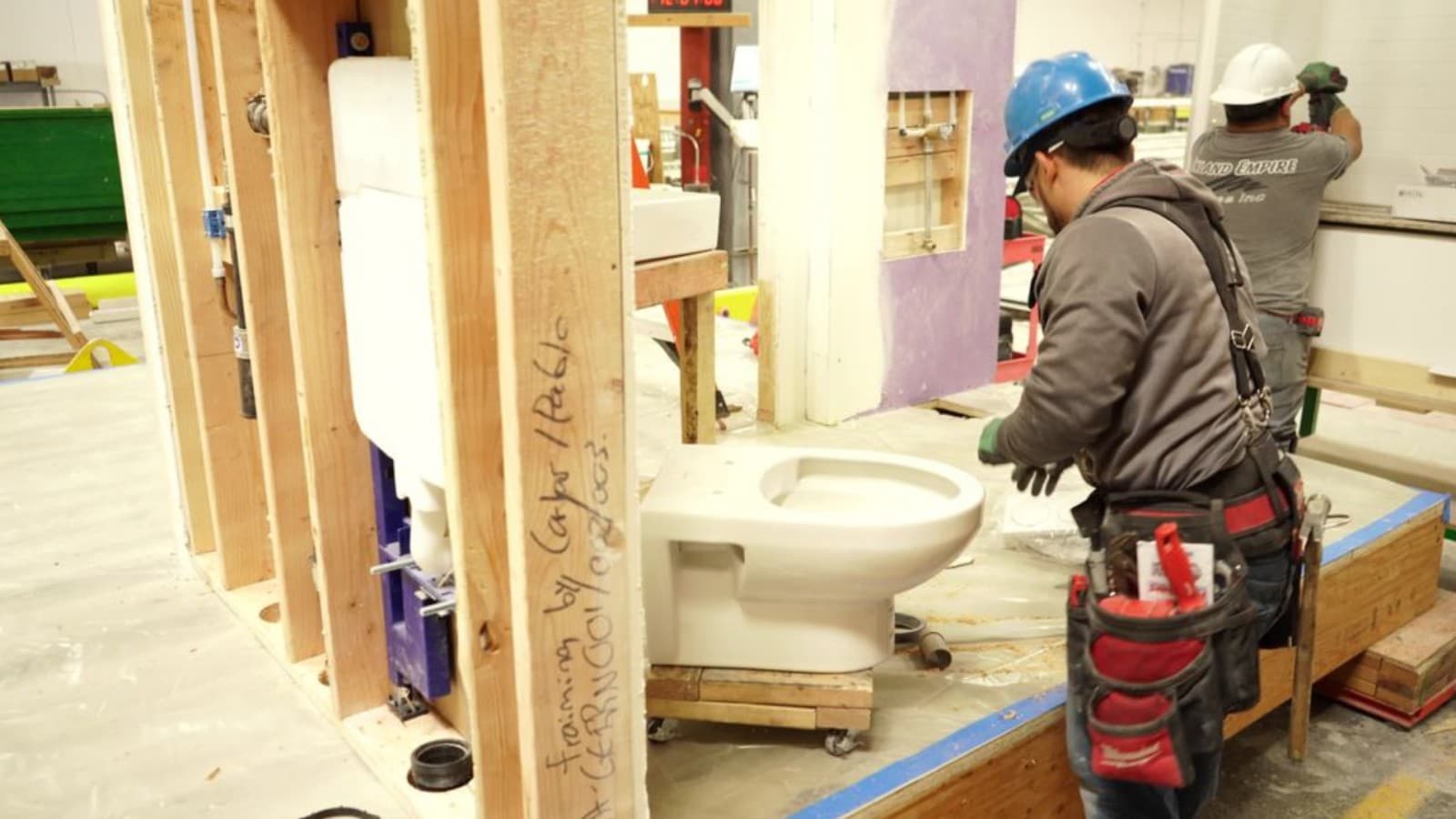 Dans les salles de bains, les éléments Geberit Duofix avec réservoirs à encastrer permettent de gagner de l’espace. (© Geberit) Dans les salles de bains, les éléments Geberit Duofix avec réservoirs à encastrer permettent de gagner de l’espace. (© Geberit)