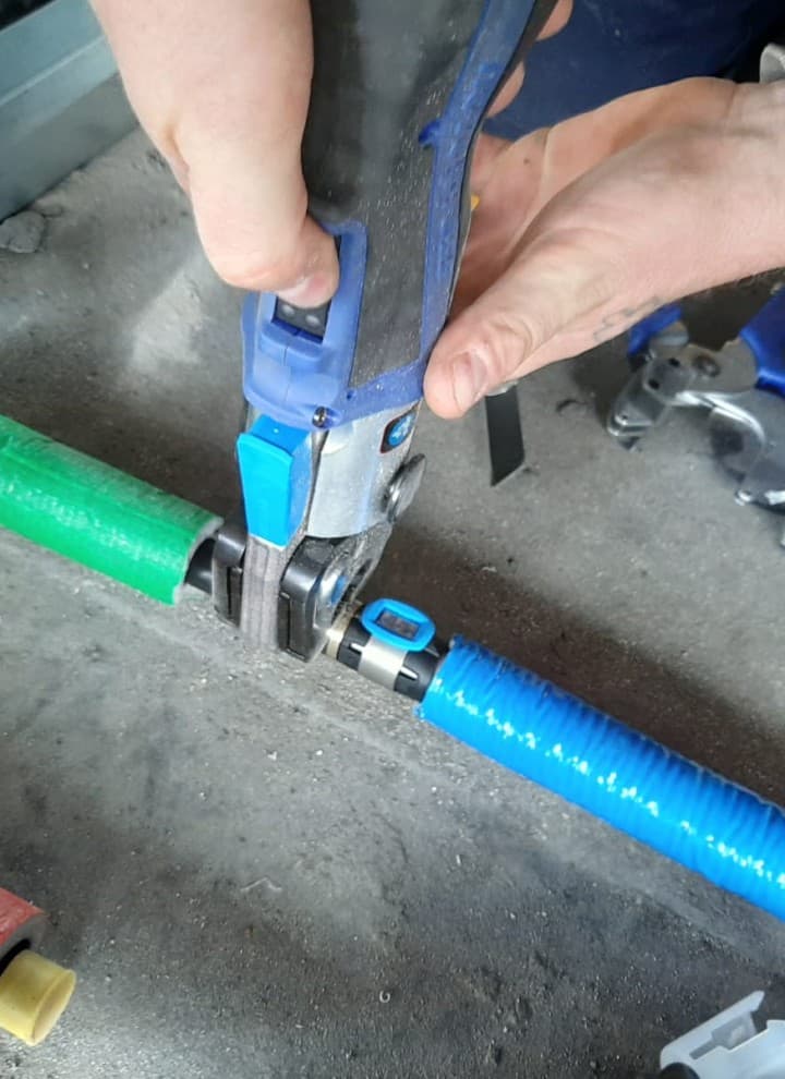 Le nouveau système de sertissage Geberit FlowFit en action (© Geberit) Le nouveau système de sertissage Geberit FlowFit en action (© Geberit)