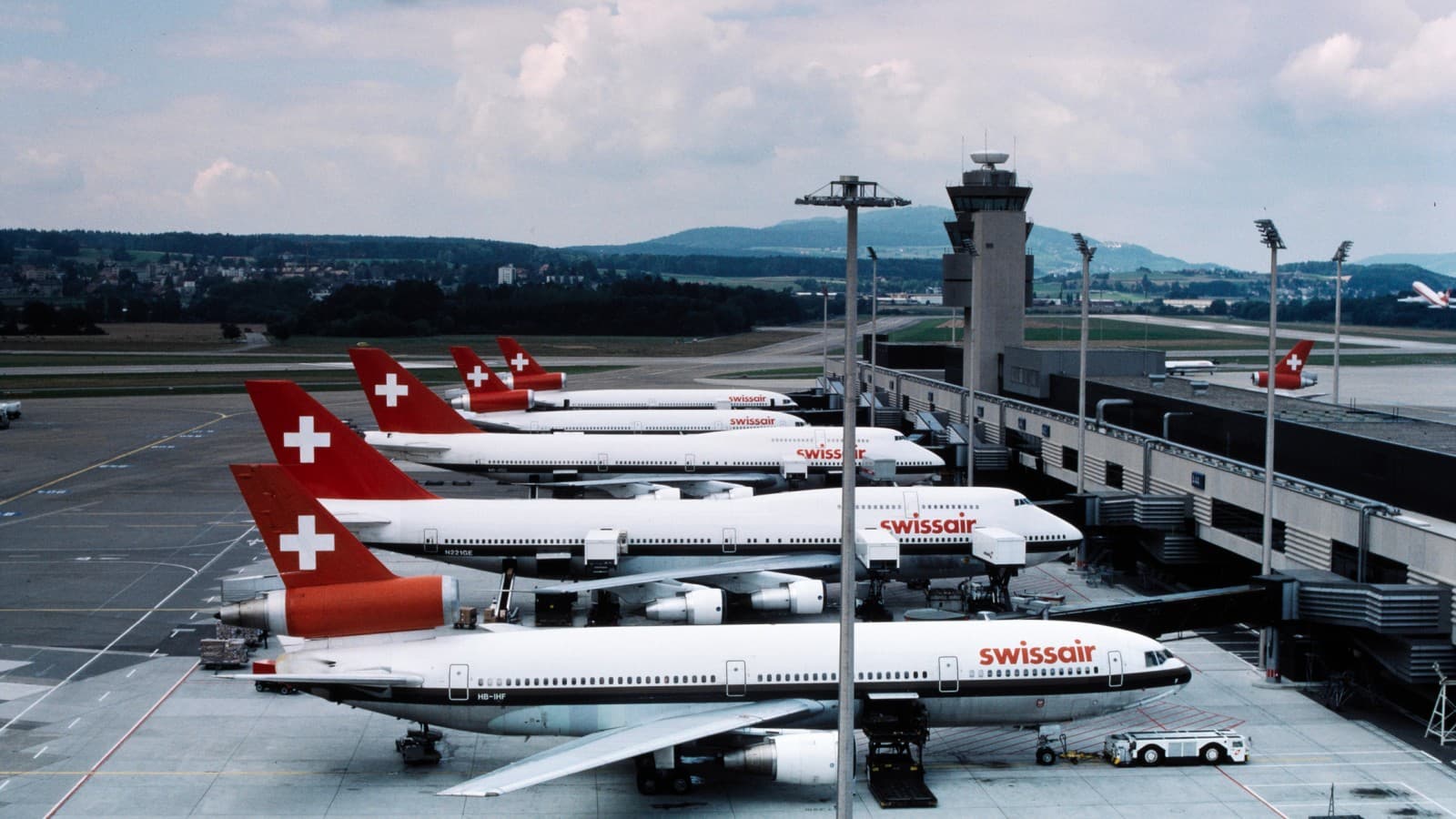 Appareils de l’ancienne Swissair garés au dock du terminal A de Zurich dans les années 1980 (© Bibliothèque de l’EPF Zurich) Appareils de l’ancienne Swissair garés au dock du terminal A de Zurich dans les années 1980 (© Bibliothèque de l’EPF Zurich)