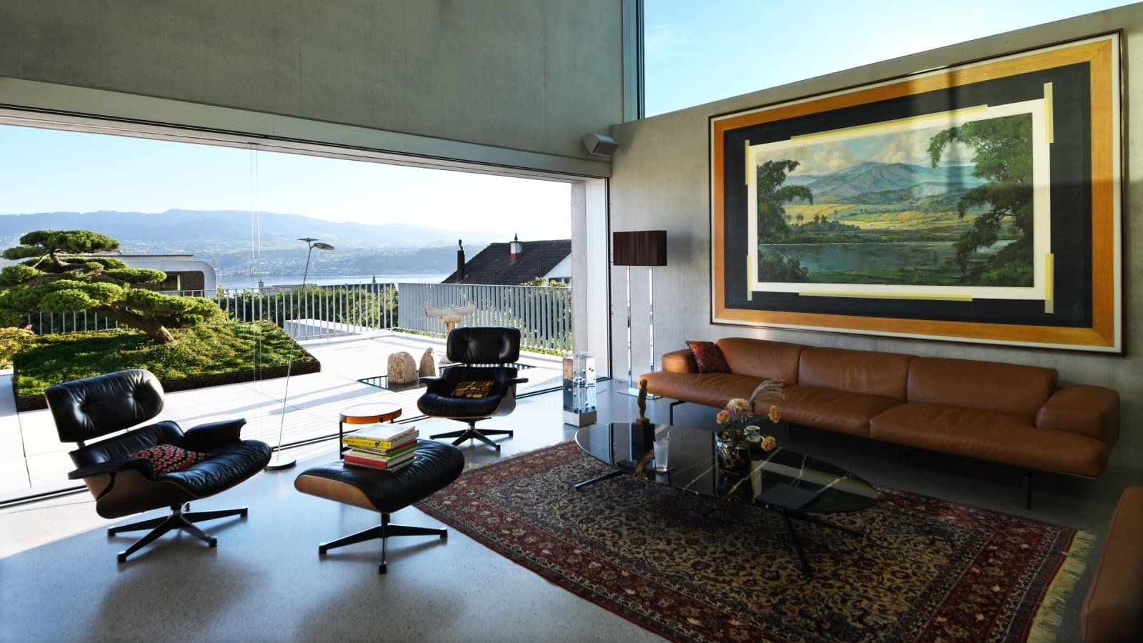 « Ma » dans la maison de Stäfa : la grande fenêtre vient encadrer le paysage et fait entrer la nature dans l’espace intérieur. La disposition des éléments architecturaux et la sélection restreinte de matériaux permettent à l’espace de respirer. (© David Willen Studio) « Ma » dans la maison de Stäfa : la grande fenêtre vient encadrer le paysage et fait entrer la nature dans l’espace intérieur. La disposition des éléments architecturaux et la sélection restreinte de matériaux permettent à l’espace de respirer. (© David Willen Studio)