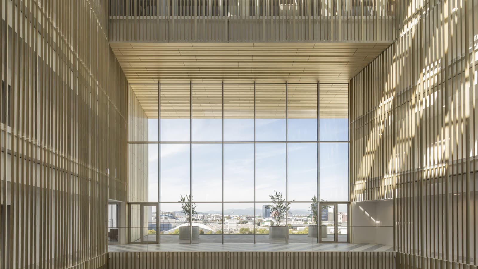 L’atrium est habillé de profilés en aluminium doré, dont les reflets changent en fonction de la position du soleil (© Ana Skobe) L’atrium est habillé de profilés en aluminium doré, dont les reflets changent en fonction de la position du soleil (© Ana Skobe)