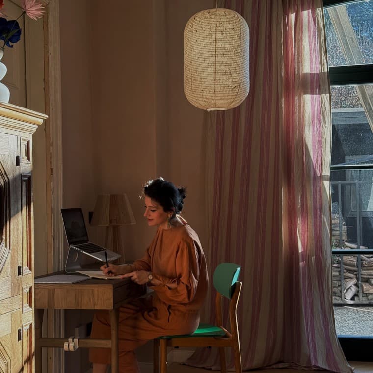 Büşra Qadir donne au style de son intérieur le nom de « Fusion Living », auquel elle associe les cultures, les styles et les couleurs (© Büşra Qadir) Büşra Qadir donne au style de son intérieur le nom de « Fusion Living », auquel elle associe les cultures, les styles et les couleurs (© Büşra Qadir)