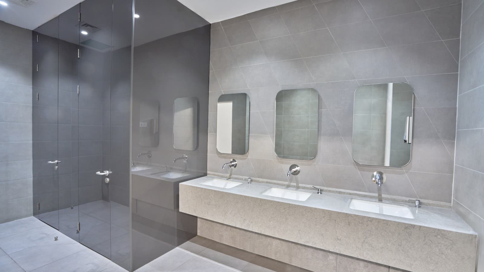 Simplicité et élégance : lavabo Geberit VariForm et robinets Piave. © Oğuzhan Kasar Simplicité et élégance : lavabo Geberit VariForm et robinets Piave. © Oğuzhan Kasar