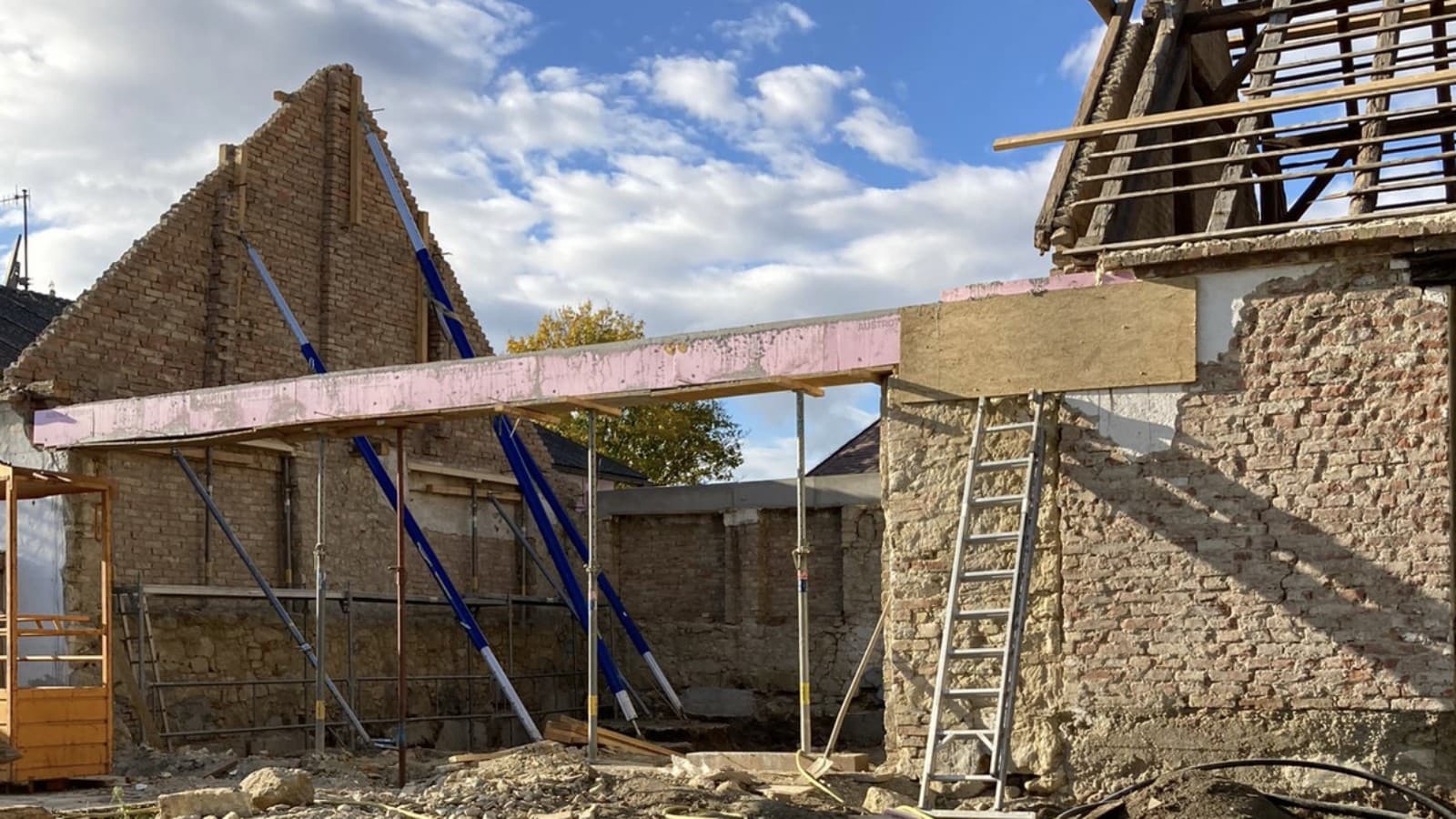 Tout a commencé ainsi : la vieille grange en 2021 (© Anna W.) Tout a commencé ainsi : la vieille grange en 2021 (© Anna W.)