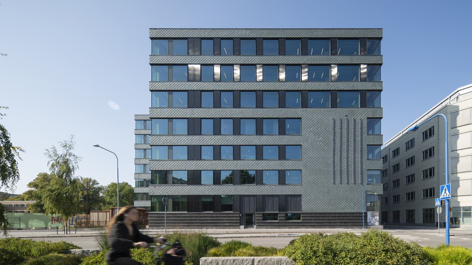 La façade en schiste et à panneaux solaires intégrés garantit l’efficacité énergétique (© baraBild) La façade en schiste et à panneaux solaires intégrés garantit l’efficacité énergétique (© baraBild)