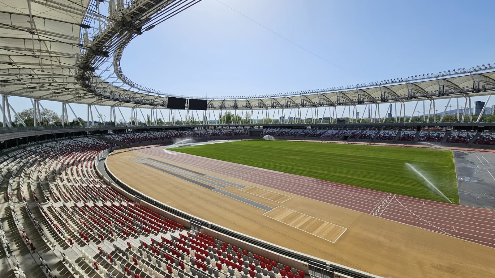 L’emplacement central est réservé aux grands événements, mais une large piste à mi-hauteur reste accessible au public (© Geberit) L’emplacement central est réservé aux grands événements, mais une large piste à mi-hauteur reste accessible au public (© Geberit)