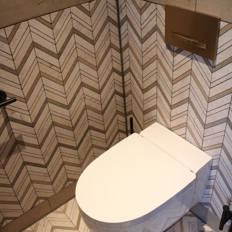 La plaque de déclenchement Sigma50 apporte une touche d’élégance intemporelle (© Geberit) La plaque de déclenchement Sigma50 apporte une touche d’élégance intemporelle (© Geberit)