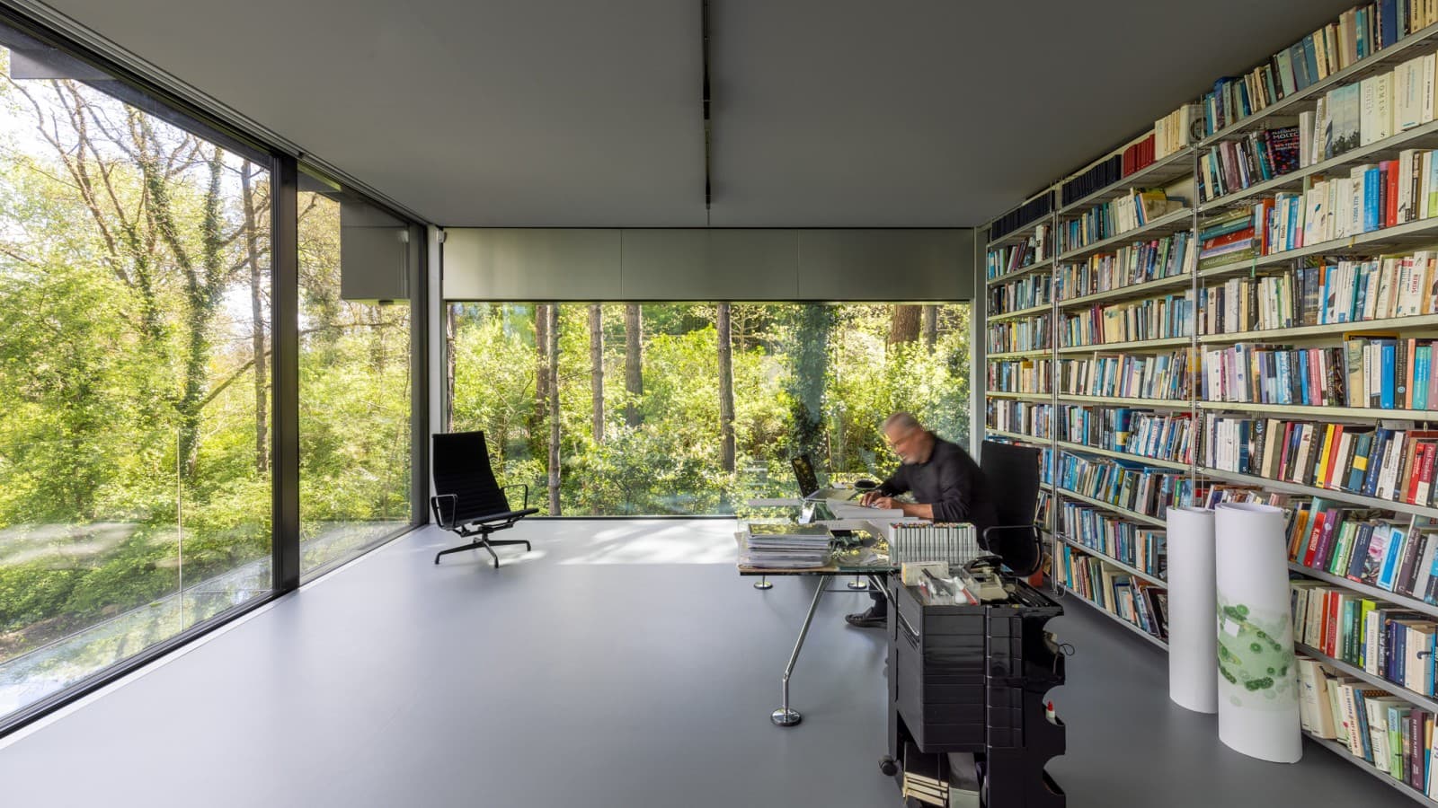 Quand l’intérieur et l’extérieur se confondent : Jan Pesman dans son bureau (© Lucas van der Wee) Quand l’intérieur et l’extérieur se confondent : Jan Pesman dans son bureau (© Lucas van der Wee)