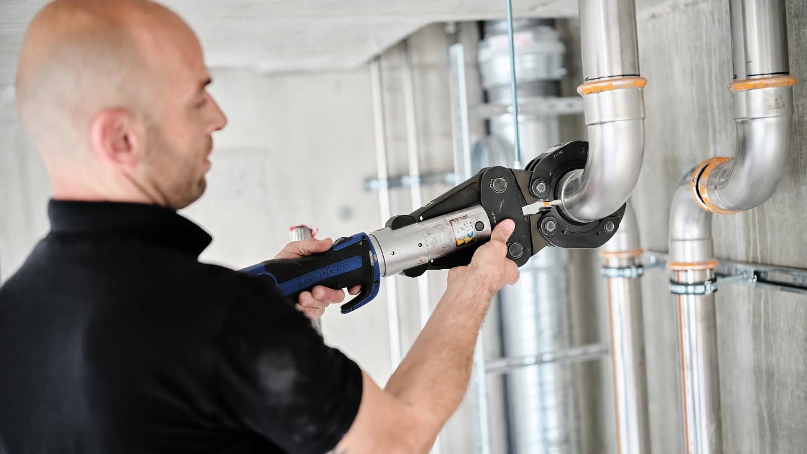 L'installateur sanitaire Danijel Pupic utlise Geberit Mapress Therm L'installateur sanitaire Danijel Pupic utlise Geberit Mapress Therm