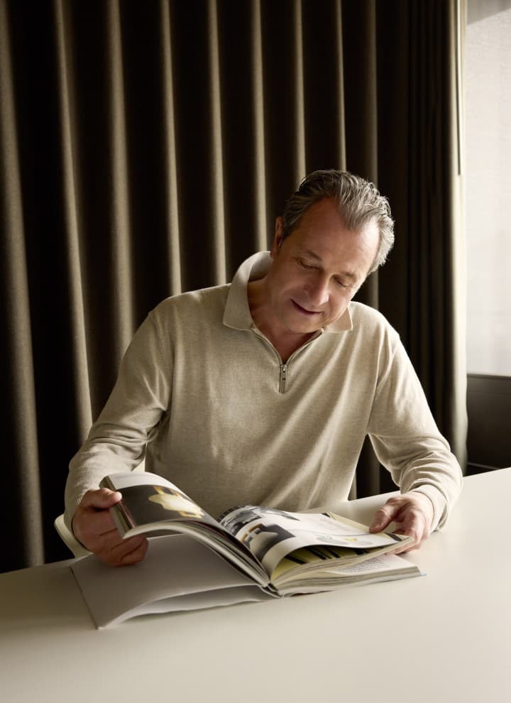 Aurel Aebi est l'un des cofondateurs du célèbre studio de design suisse atelier oï (© Joan Minder) Aurel Aebi est l'un des cofondateurs du célèbre studio de design suisse atelier oï (© Joan Minder)