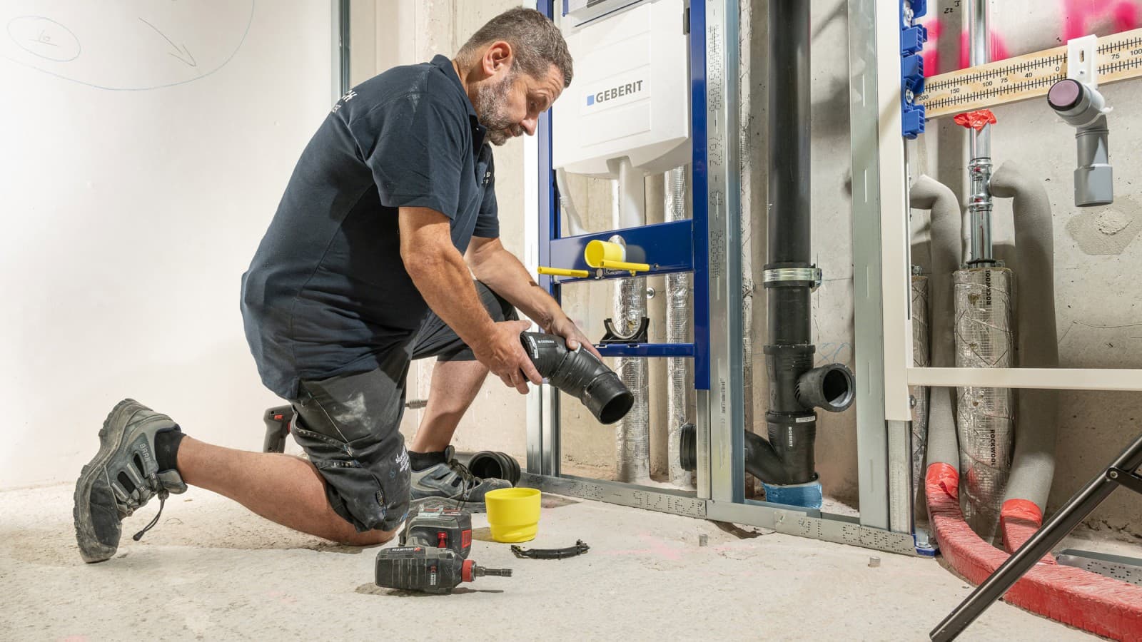 Geberit SuperTube permet de raccorder directement les appareils sanitaires situés au rez-de-chaussée aux colonnes de chute des immeubles résidentiels de grande hauteur, sans avoir recours à une conduite de dérivation (bypass). Geberit SuperTube permet de raccorder directement les appareils sanitaires situés au rez-de-chaussée aux colonnes de chute des immeubles résidentiels de grande hauteur, sans avoir recours à une conduite de dérivation (bypass).
