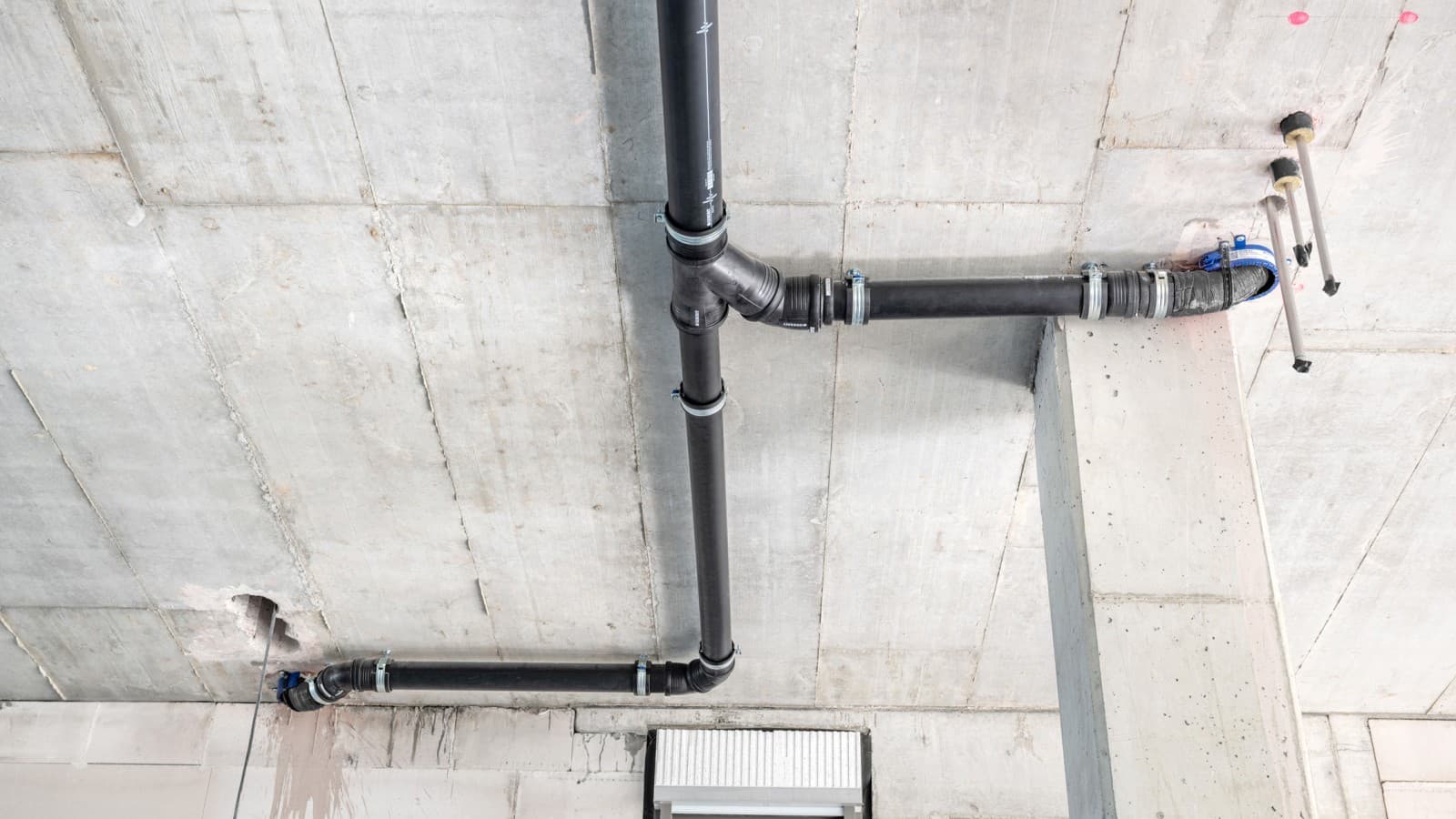 En renonçant aux conduites de dérivation, cela a réduit le nombre de mètres de canalisation à installer. En renonçant aux conduites de dérivation, cela a réduit le nombre de mètres de canalisation à installer.