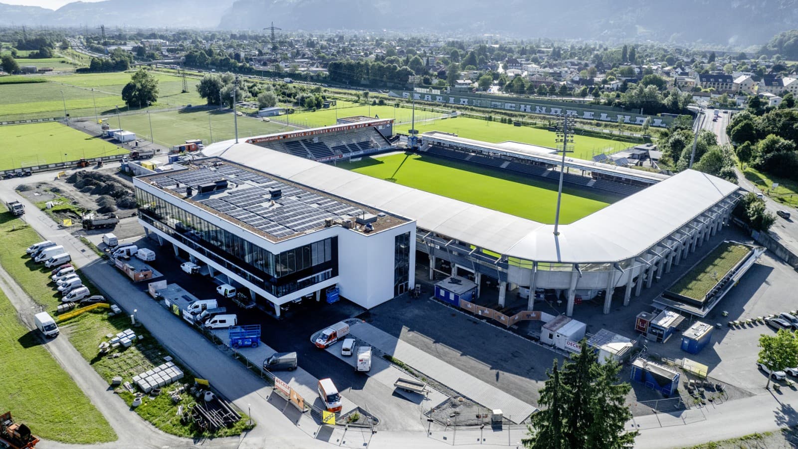 Le stade de football SCR Altach a été agrandi en 2025 avec le bâtiment d'affaires Le stade de football SCR Altach a été agrandi en 2025 avec le bâtiment d'affaires