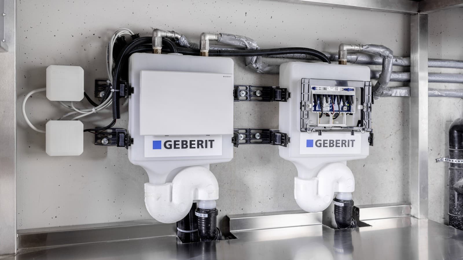 Deux rinçages hygiéniques Geberit HS50 garantissent l’hygiène de l’eau potable dans la grande cuisine du secteur de la restauration Deux rinçages hygiéniques Geberit HS50 garantissent l’hygiène de l’eau potable dans la grande cuisine du secteur de la restauration
