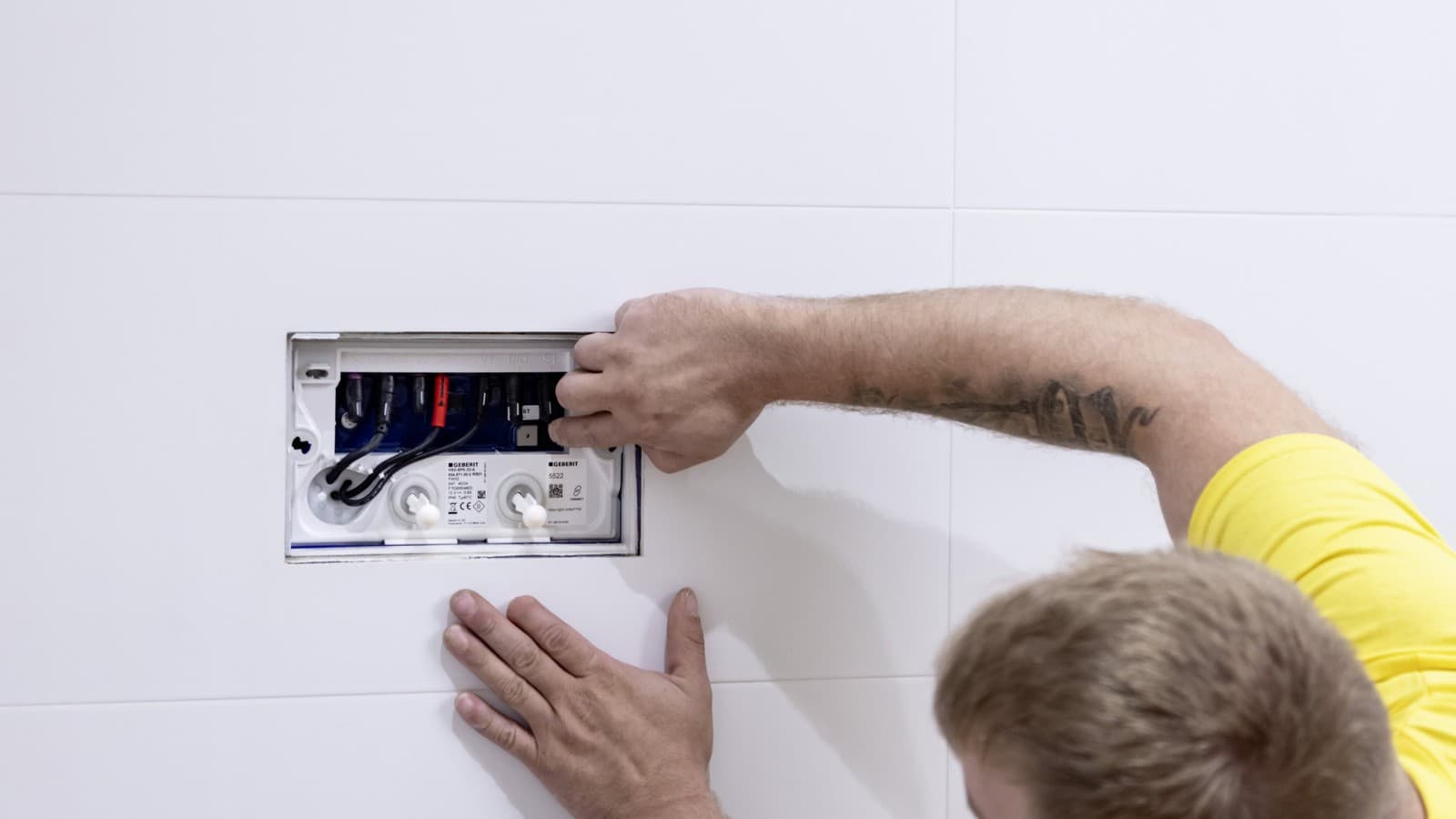 Une station de rinçage hygiénique Geberit HS50 a été intégrée dans le réservoir encastré situé au dernier point de puisage de la zone sanitaire. Une station de rinçage hygiénique Geberit HS50 a été intégrée dans le réservoir encastré situé au dernier point de puisage de la zone sanitaire.