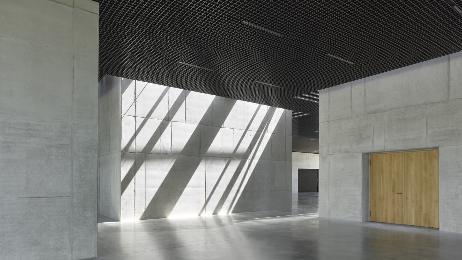 Le jeu entre la lumière et la transparence, les matériaux et les détails crée une atmosphère sereine et propice à la concentration (© Roland Halbe) Le jeu entre la lumière et la transparence, les matériaux et les détails crée une atmosphère sereine et propice à la concentration (© Roland Halbe)