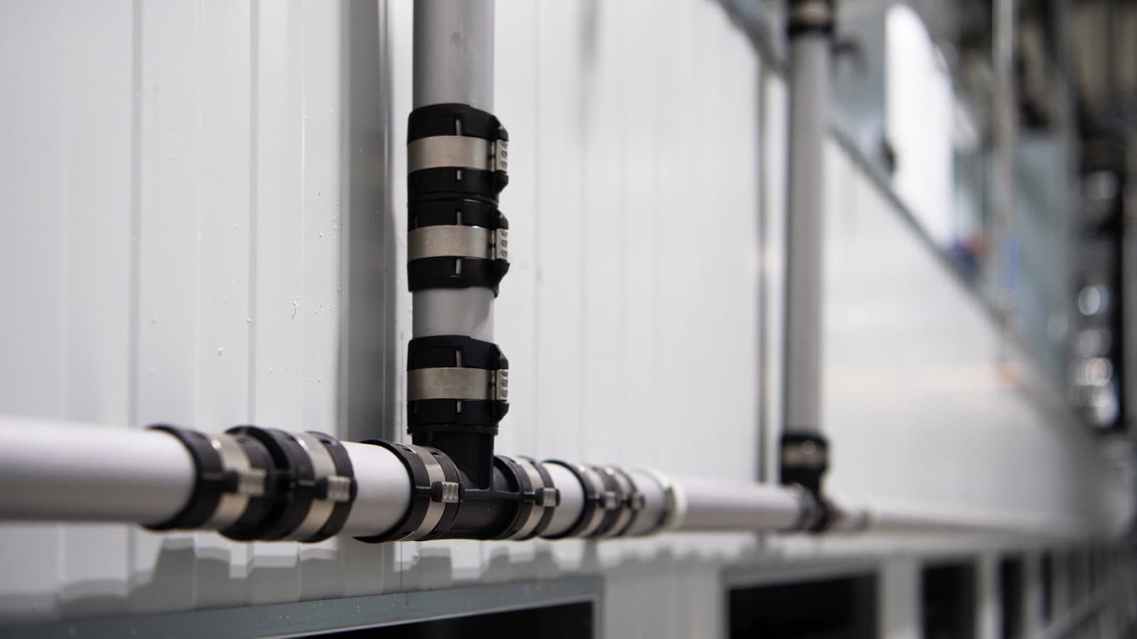 Geberit FlowFit s'intègre dans le concept de couleur avec les tubes gris argent. Geberit FlowFit s'intègre dans le concept de couleur avec les tubes gris argent.