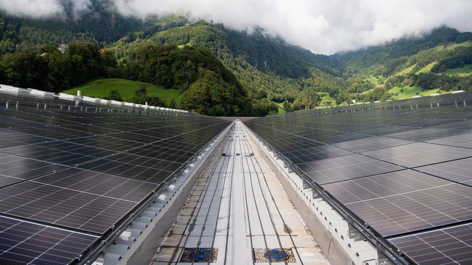 Production d’énergie solaire et évacuation des eaux pluviales avec Geberit Pluvia Production d’énergie solaire et évacuation des eaux pluviales avec Geberit Pluvia