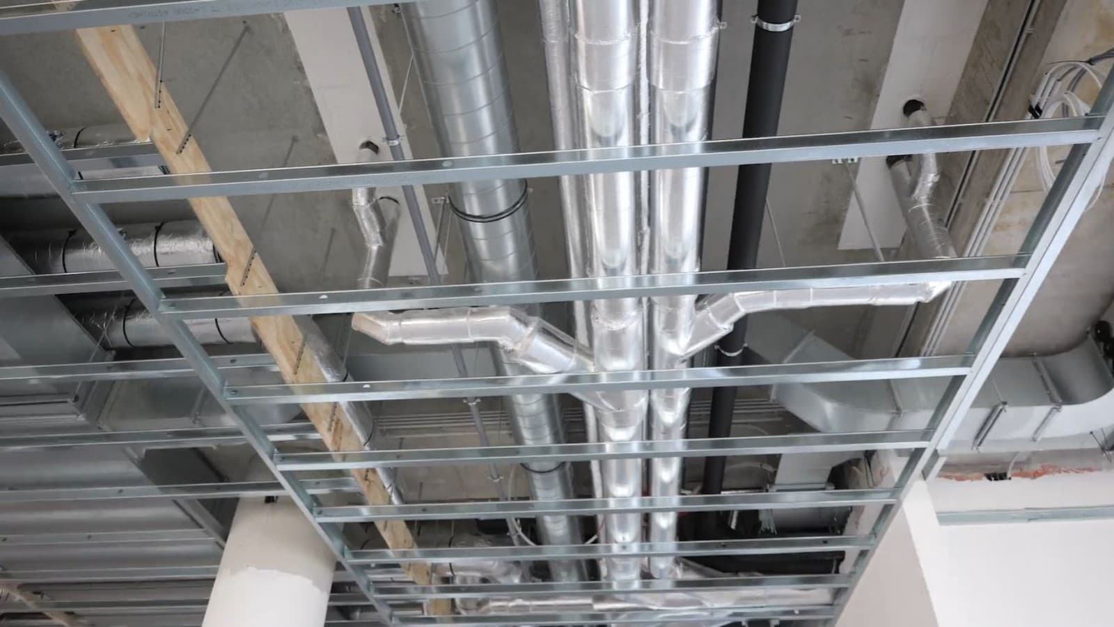 Les colonnes de refoulement ont été installées à l’aide de la technologie SuperTube, en association avec le système d’évacuation Geberit Silent-Pro. Des tubes supplémentaires pour l’évacuation des eaux pluviales ont été posés à l’aide de Geberit Pluvia. Les colonnes de refoulement ont été installées à l’aide de la technologie SuperTube, en association avec le système d’évacuation Geberit Silent-Pro. Des tubes supplémentaires pour l’évacuation des eaux pluviales ont été posés à l’aide de Geberit Pluvia.