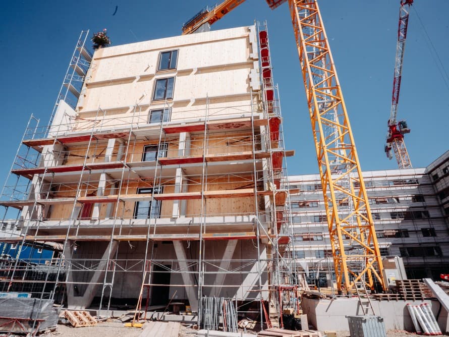 La méthode de construction hybride bois établit de nouvelles références en matière de délais de construction grâce à son haut degré de préfabrication (© Tobias Singer) La méthode de construction hybride bois établit de nouvelles références en matière de délais de construction grâce à son haut degré de préfabrication (© Tobias Singer)