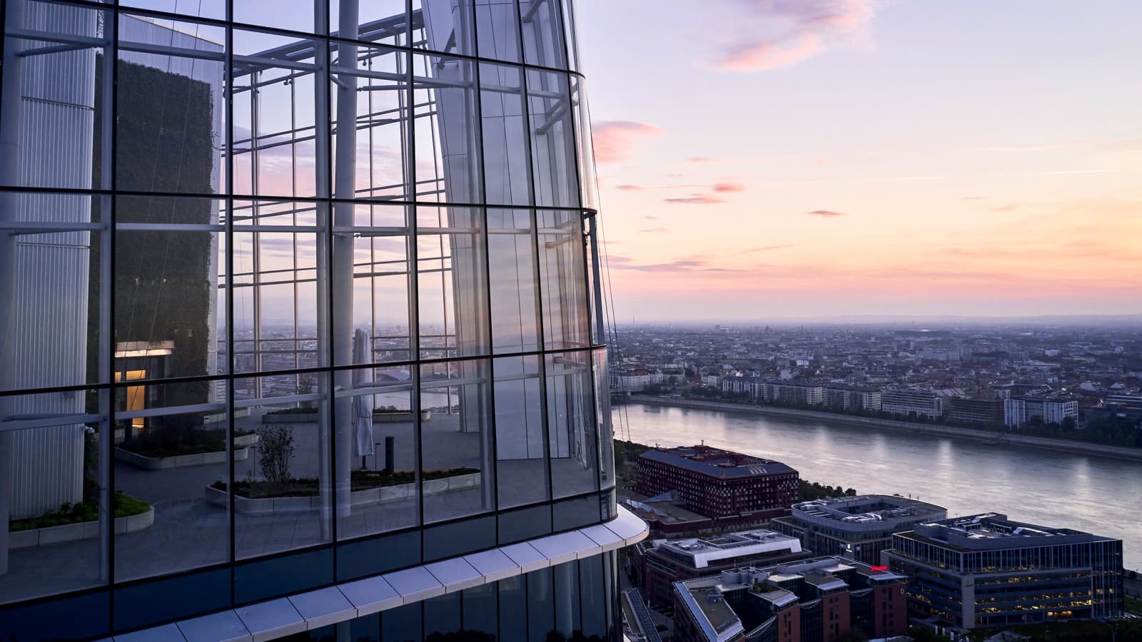 La terrasse sur le toit offre une vue dégagée sur le Danube et Budapest (© MOL Group) La terrasse sur le toit offre une vue dégagée sur le Danube et Budapest (© MOL Group)