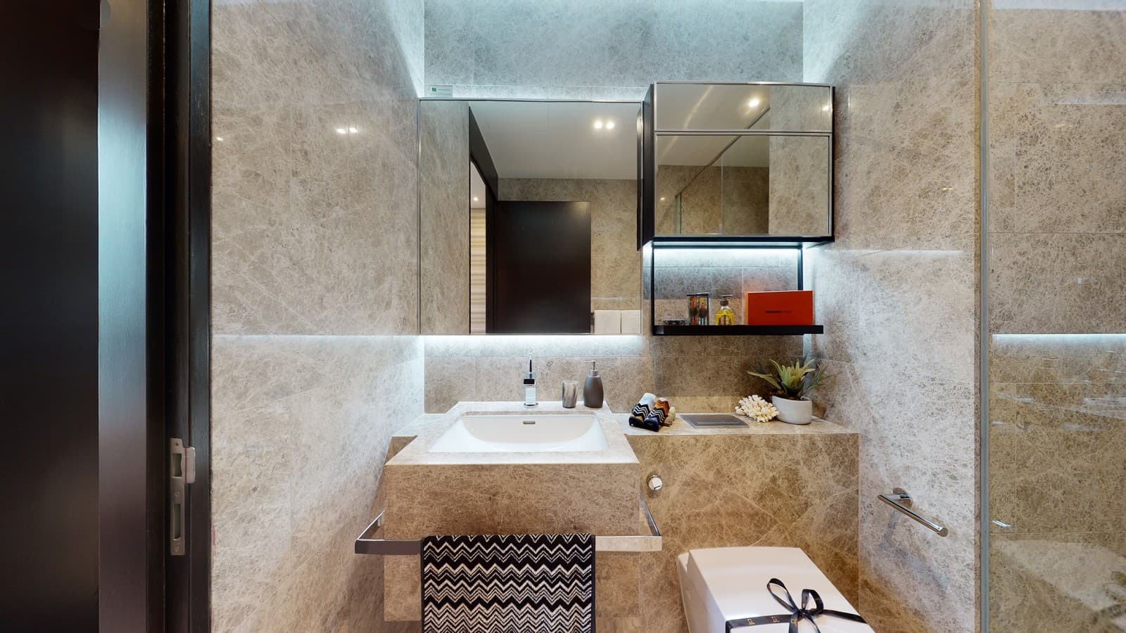Les WC lavants AquaClean Sela confèrent une touche de luxe supplémentaire aux salles de bains principales (© Guocoland Limited) Les WC lavants AquaClean Sela confèrent une touche de luxe supplémentaire aux salles de bains principales (© Guocoland Limited)