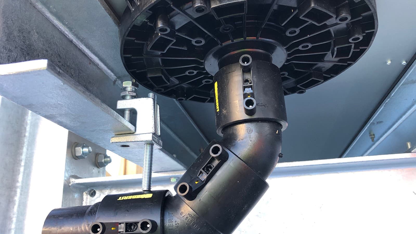 Le savoir-faire Geberit en pratique : le système d’évacuation des toitures Geberit Pluvia (© Geberit) Le savoir-faire Geberit en pratique : le système d’évacuation des toitures Geberit Pluvia (© Geberit)