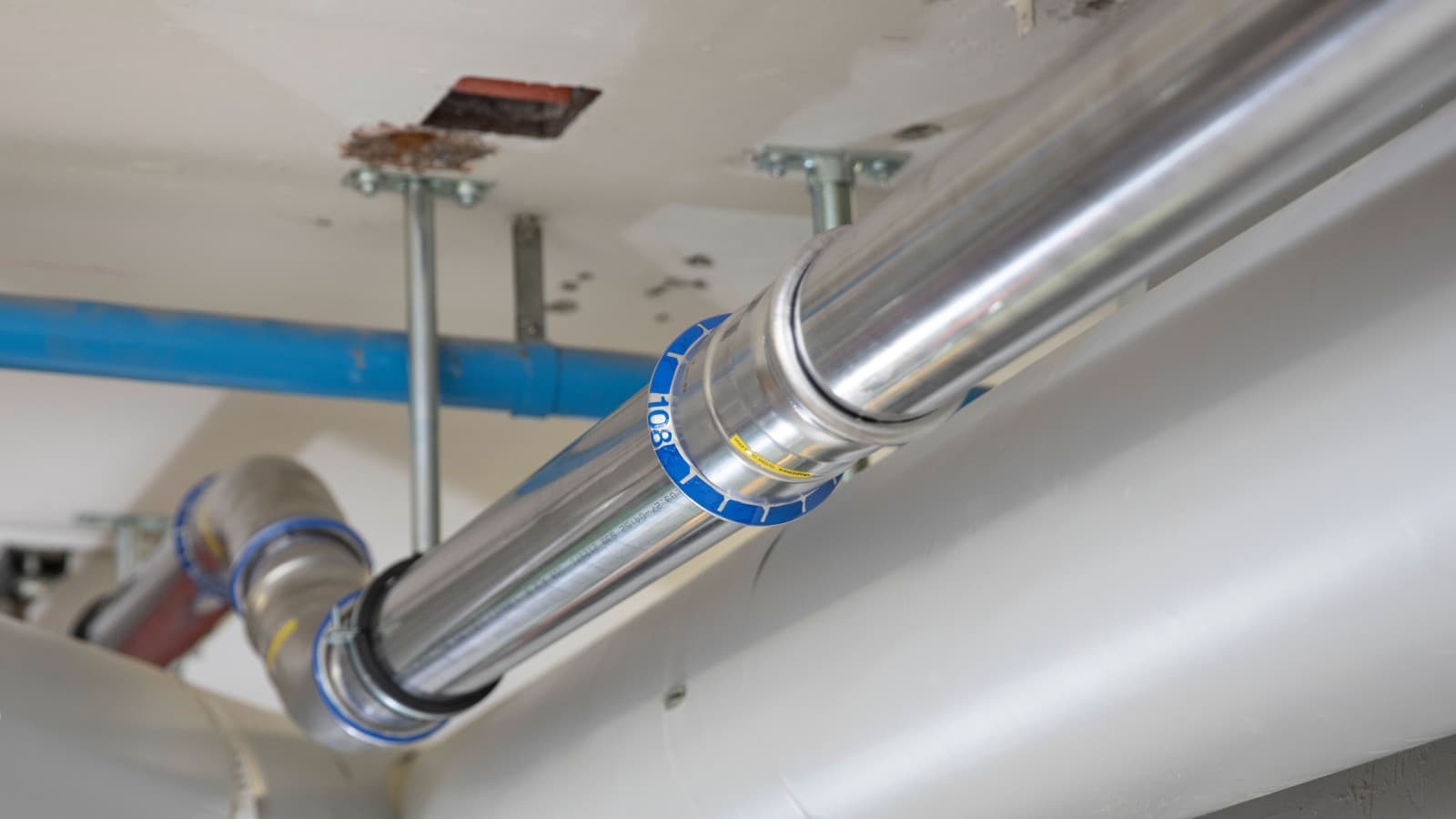 Le sertissage de tubes garantit une qualité de raccord sûre et constante Le sertissage de tubes garantit une qualité de raccord sûre et constante