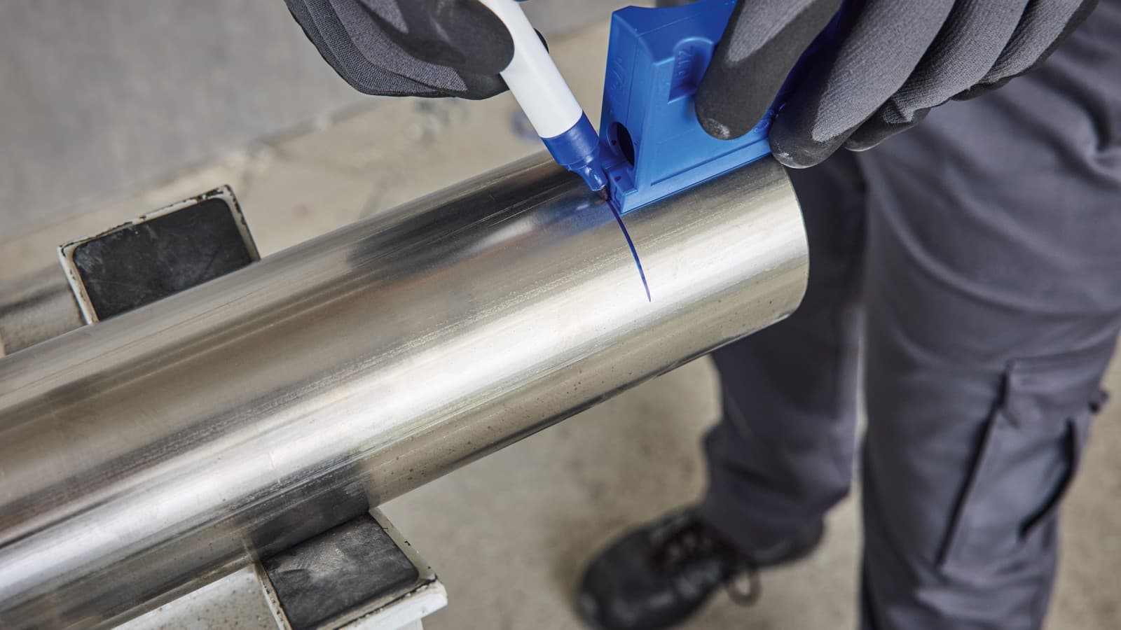 Marquage avec le gabarit de profondeur d'insertion Geberit Mapress Marquage avec le gabarit de profondeur d'insertion Geberit Mapress