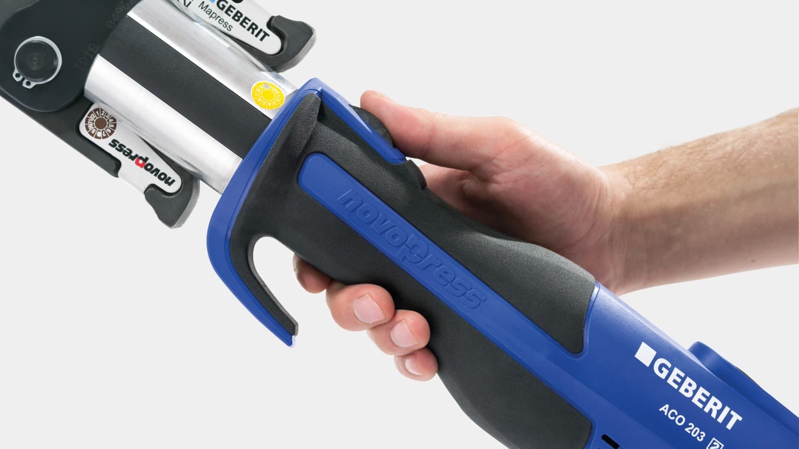Parfaite ergonomie : poignée antidérapante et compacte de l'outil de sertissage Parfaite ergonomie : poignée antidérapante et compacte de l'outil de sertissage